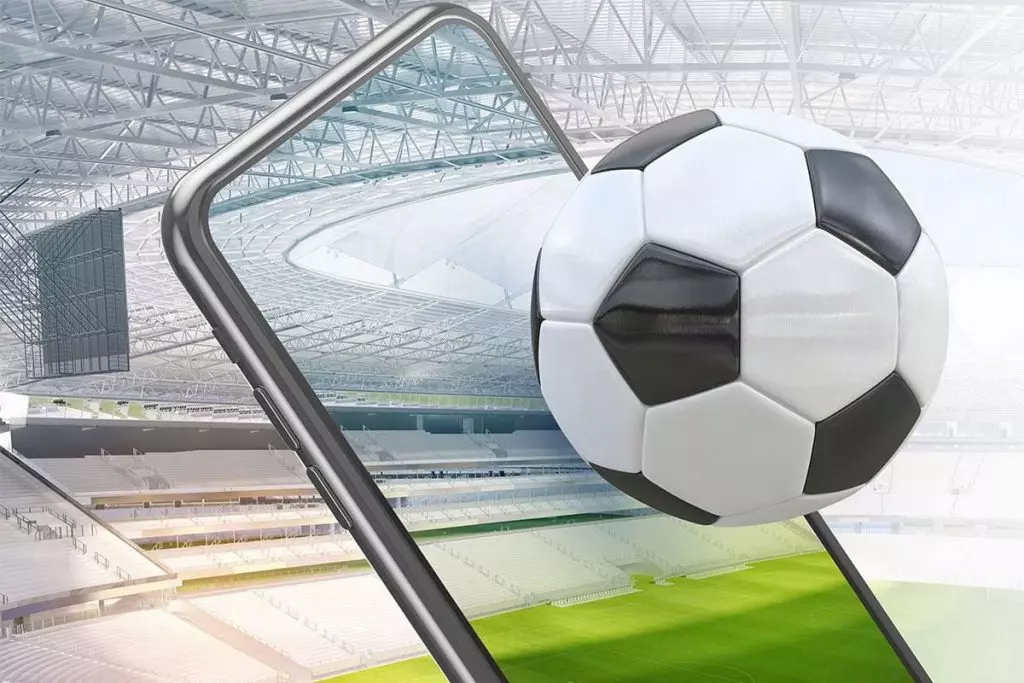 サッカーボールと携帯電話の写真