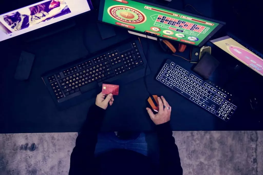 パソコンでカジノをプレイしているプレイヤーのバナー