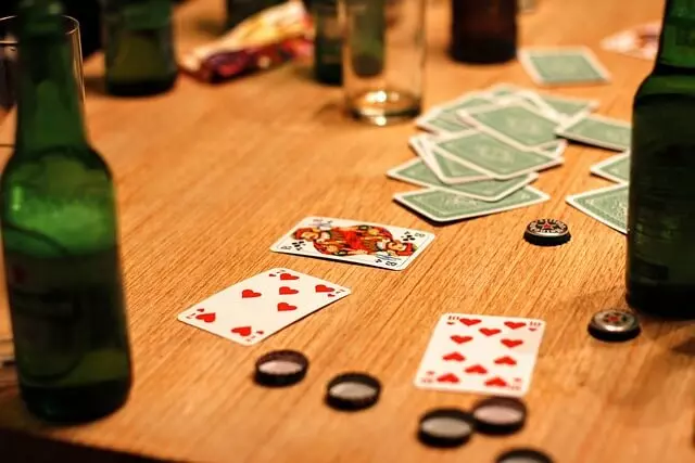 テーブルの上のカードとボトル